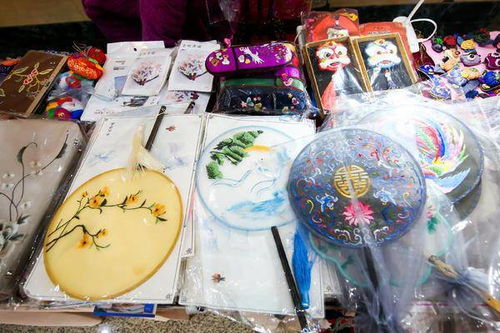 非遺手工藝品驚艷亮相鄭州國際會展中心，市民駐足欣賞帶動工藝美術品與禮儀用品銷售熱潮